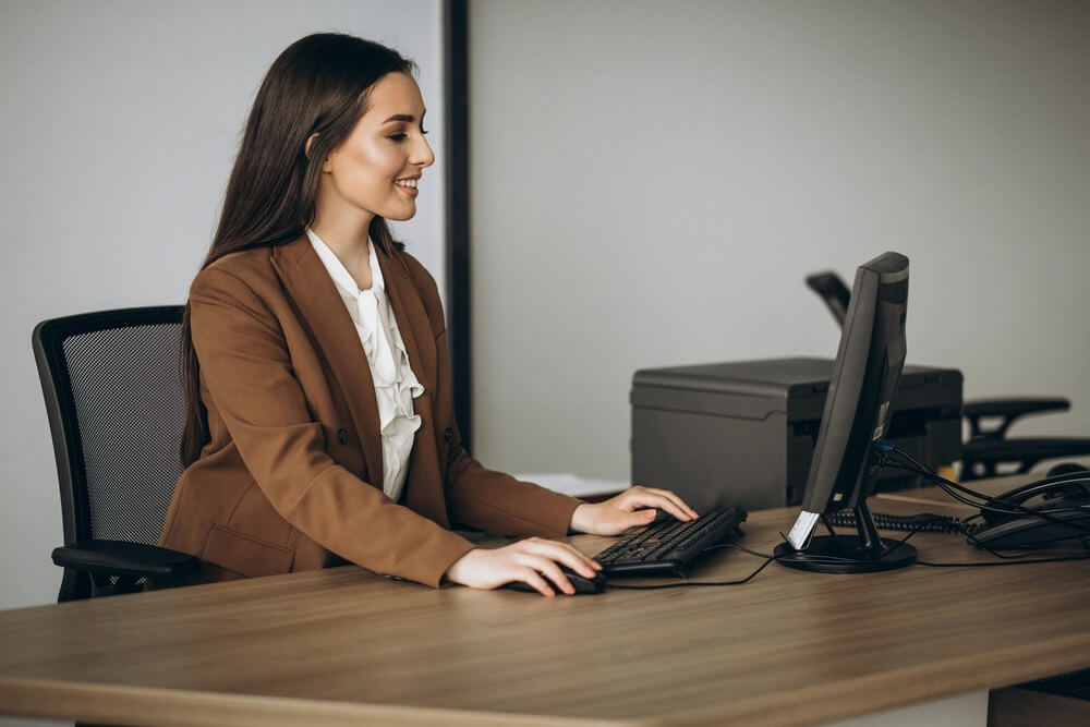 mloda-kobieta-pracujaca-w-biurze-na-laptopie
